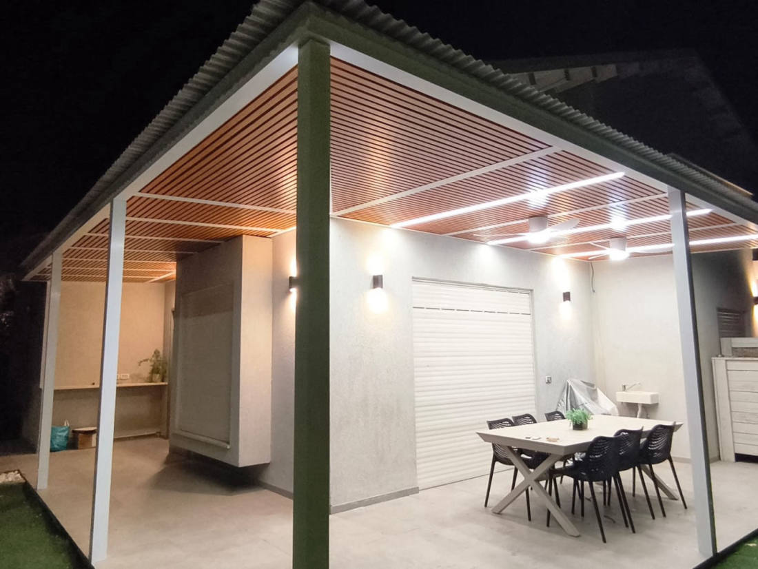 פרגולת אלומיניום בהתאמה אישית עם פינת ישיבה · פרויקט של אביאל